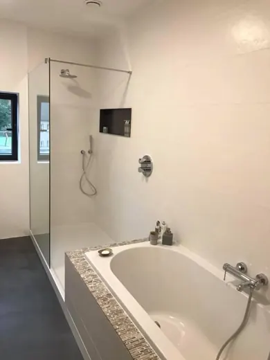 Salle de bain avec douche à l’italienne et baignoire