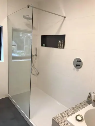 Douche à l’italienne avec paroi en verre et niche murale